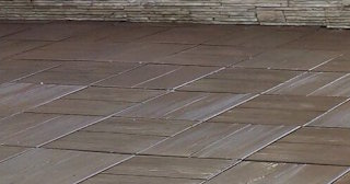 Бетонная брусчатка двора в Новороссийске в октябре
