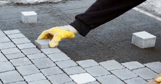 Монтаж тротуарной плитки на даче в Новороссийске в октябре