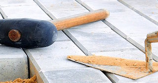 Профессиональная укладка тротуарной брусчатки в Новороссийске в октябре